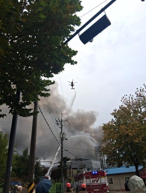 [전남광주=뉴시스] 25일 오전 9시34분께 전남광주 광산구 지죽동 한 폐기물 처리업체에서 불이 나 소방당국이 진화 작업을 벌이고 있다. (사진 = 독자 제공) 2026.10.25. photo@newsis.com *재판매 및 DB 금지