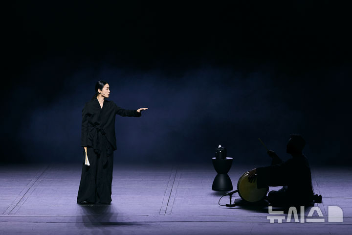  [서울=뉴시스]지난 23~24일 서울 강서구 LG아트센터 대극장 LG시그니처홀에서 이자람 판소리 '눈, 눈, 눈'이 펼쳐졌다. 소리꾼 이자람의 공연 장면. (사진=LG아트센터 제공) 2026. 10. 25. photo@newsis.com