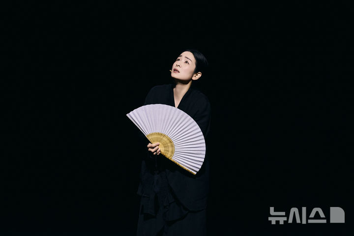  [서울=뉴시스]지난 23~24일 서울 강서구 LG아트센터 대극장 LG시그니처홀에서 이자람 판소리 '눈, 눈, 눈'이 펼쳐졌다. 소리꾼 이자람의 공연 장면. (사진=LG아트센터 제공) 2026. 10. 25. photo@newsis.com