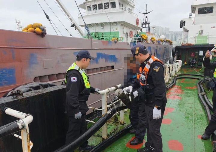[부산=뉴시스] 부산해양경찰서는 북항친수공원 인근 해상에 기름을 유출하고 이같은 사실을 신고하지 않은 유조선을 적발했다. (사진=부산해경 제공) 2026.10.25. photo@newsis.com *재판매 및 DB 금지