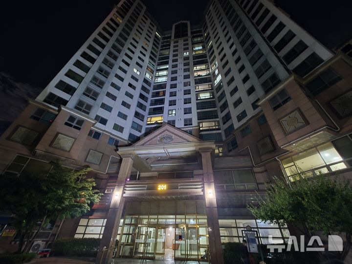 [인천=뉴시스] 25일 오전 인천 계양구 작전동의 20층짜리 오피스텔 11층 세대에서 불이 나 거주자 2명이 다리 부위에 각각 2도 화상을 입었다. (사진=인천소방본부 제공) 2026.10.25. photo@newsis.com