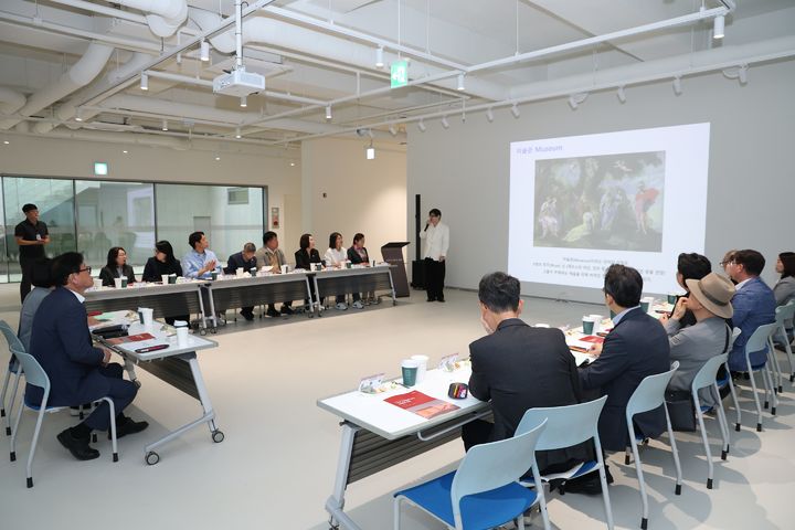 [대구=뉴시스] 대구 수성구가 스페이스들안의 공립미술관 등록과 연호지구 작은미술관 조성을 앞두고 전문가들과 운영 방향을 논의했다. (사진 = 대구시 수성구 제공) 2026.10.25. photo@newsis.com *재판매 및 DB 금지