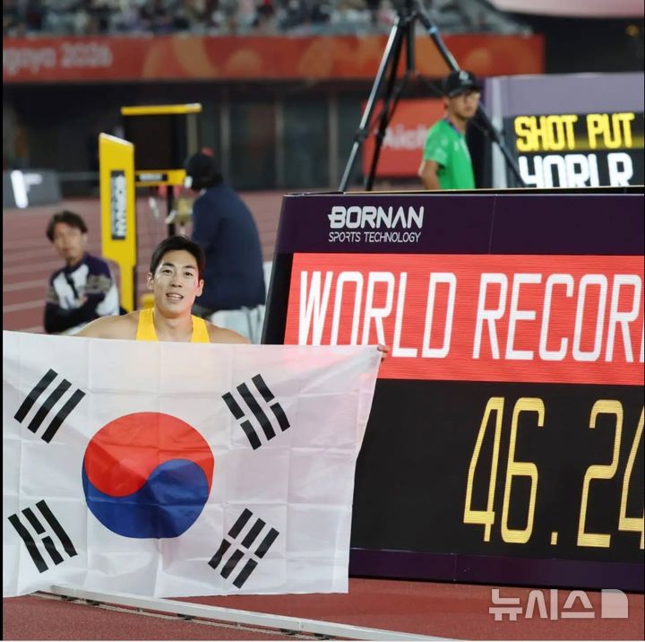 [안양=뉴시스] 결승점을 통과한 후 환호하는 장민호 선수. (사진=이재정 의원 페이스북 캡처). 2026.10.25.photo@newsis.com 