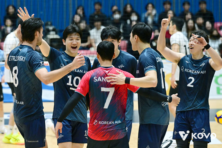 [서울=뉴시스] 남자 프로배구 대한항공 선수들이 25일 전남광주 여수 진남체육관에서 열린 2026 여수 NH농협컵 프로배구대회 결승 현대캐피탈과의 경기에서 득점을 올린 뒤 기뻐하고 있다. (사진=KOVO 제공) 2026.10.25. *재판매 및 DB 금지