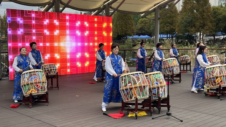 [화성=뉴시스] 24일 경기 화성시 봉담호수공원에서 열린 ‘제13회 삼봉삼담축제’에서 공연단이 전통 북 공연을 선보이고 있다. (사진=화성시 제공) 2026.10.25. photo@newsis.com *재판매 및 DB 금지
