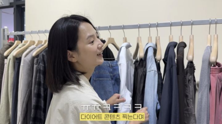 [서울=뉴시스] 배우 윤승아가 최근 체중이 50㎏ 가깝게 늘었다고 밝히며 다이어트 의지를 드러냈다. (사진 : '승아로운' 유튜브 채널 캡처) *재판매 및 DB 금지