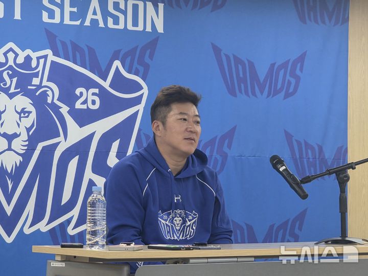 [대구=뉴시스] 김희준 기자 = 프로야구 삼성 라이온즈의 최형우가 25일 대구 삼성라이온즈파크에서 KIA 타이거즈와의 플레이오프 1차전이 비로 취소된 후 인터뷰를 하고 있다. 2026.10.25jinxijun@newsis.com