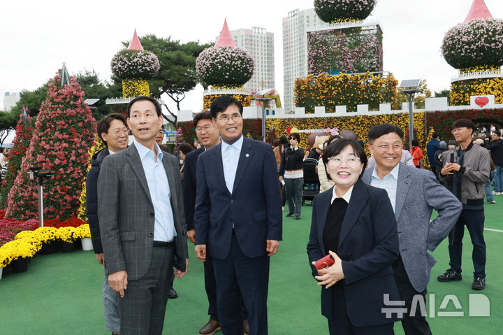 [익산=뉴시스] 이원택 전북도지사(왼쪽 두번째)가 최정호 익산시장(왼쪽 찻번째) 등이 25일 익산 중앙체육공원에서 열리고 있는 '제23회 익산 천만송이 국화축제'를 찾아 행사 관계자들을 격려하고 도민들과 소통하는 시간을 가졌다. 2026.10.25 (사진= 전북자치도 제공) *재판매 및 DB 금지