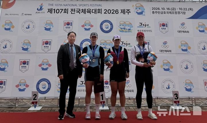 [포항=뉴시스] 포항시청 직장운동경기부 이수연 선수가 조정 경기에서 은메달을 획득한 모습. (사진=포항시 제공) 2026.10.25. photo@newsis.com
