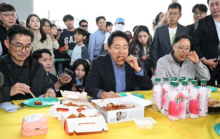 [서울=뉴시스] 오세훈 서울시장이 25일 오후 잠수교에서 열린 '잠수교 치킨데이'에서 치킨을 시식하고 있다. (사진=서울시 제공) 2026.10.25. photo@newsis.com   *재판매 및 DB 금지