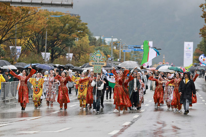 [창원=뉴시스] 강경국 기자 = 25일 경남 창원 중앙대로에서 열린 제21회 문화다양성축제 MAMF(맘프) 2026 문화다양성 퍼레이드에서 참가팀들이 각국의 전통문화를 선보이고 있다. (사진=창원시청 제공). 2026.10.25. photo@newsis.com *재판매 및 DB 금지