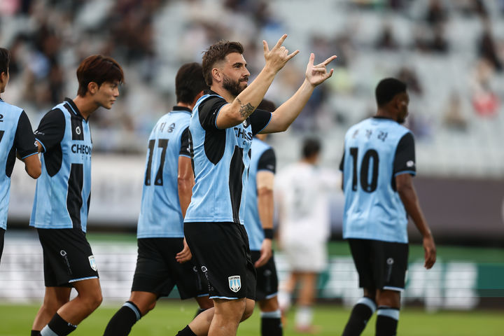 [천안=뉴시스] 천안시티FC 라마스가 25일 천안종합운동장에서 열린 안산그리너스FC와 경기에서 PK 득점 후 동료들과 기뻐하고 있다. (사진=천안시티FC 제공) 2026.10.25 photo@newsis.com *재판매 및 DB 금지