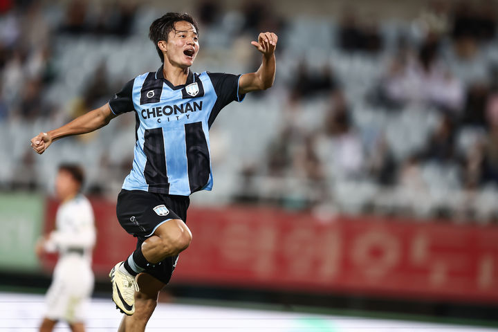 [천안=뉴시스] 천안시티FC 박창우가 25일 천안종합운동장에서 열린 안산그리너스와 경기에서 프로 데뷔골을 득점한 후 환호하고 있다. (사진=천안시티FC 제공) 2026.10.25 photo@newsis.com *재판매 및 DB 금지