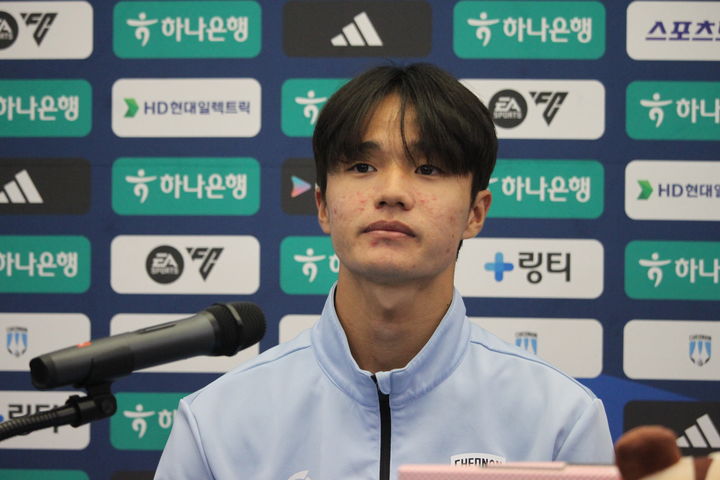 [천안=뉴시스] 최영민 기자=천안시티FC 박창우가 25일 천안종합운동장에서 열린 안산그리너스FC와 경기 후 인터뷰를 하고 있다. 2026.10.25 ymchoi@newsis.com *재판매 및 DB 금지