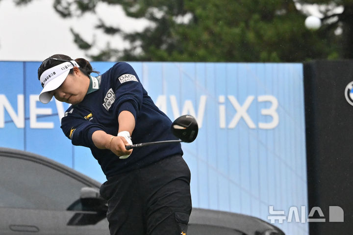 [전남광주=뉴시스] 이영주 기자 = 25일 오전 전남광주 해남군 파인비치 골프링크스(파72)에서 열린 미국여자프로골프(LPGA) 투어 BMW 레이디스 챔피언십 파이널 라운드. 세계랭킹 3위 유해란이 티샷하고 있다. 2026.10.25. leeyj2578@newsis.com