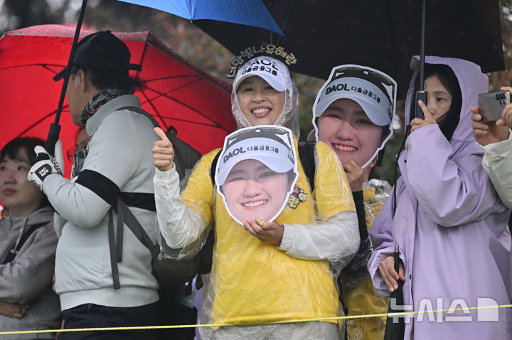 [전남광주=뉴시스] 이영주 기자 = 25일 오전 전남광주 해남군 파인비치 골프링크스(파72)에서 열린 미국여자프로골프(LPGA) 투어 BMW 레이디스 챔피언십 파이널 라운드. 챔피언조의 티샷을 기다리는 갤러리들이 응원하고 있다. 2026.10.25. leeyj2578@newsis.com