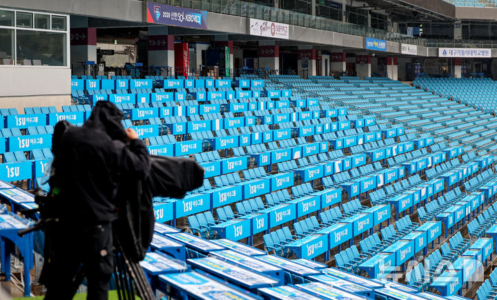 [대구=뉴시스] 이무열 기자 = 25일 대구 수성구 삼성라이온즈파크에서 열린 2026 신한 SOL KBO 포스트시즌 플레이오프 1차전 KIA 타이거즈와 삼성 라이온즈 경기 시작 전 경기장에 비가 내리고 있다. 2026.10.25. lmy@newsis.com