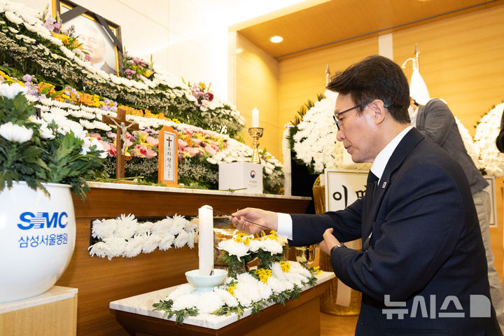 [서울=뉴시스] 황준선 기자 = 김민석 더불어민주당 대표가 25일 오전 서울 강남구 삼성서울병원 장례식장에 마련된 최형우 전 내무부 장관의 빈소를 찾아 분향하고 있다. 2026.10.25. hwang@newsis.com