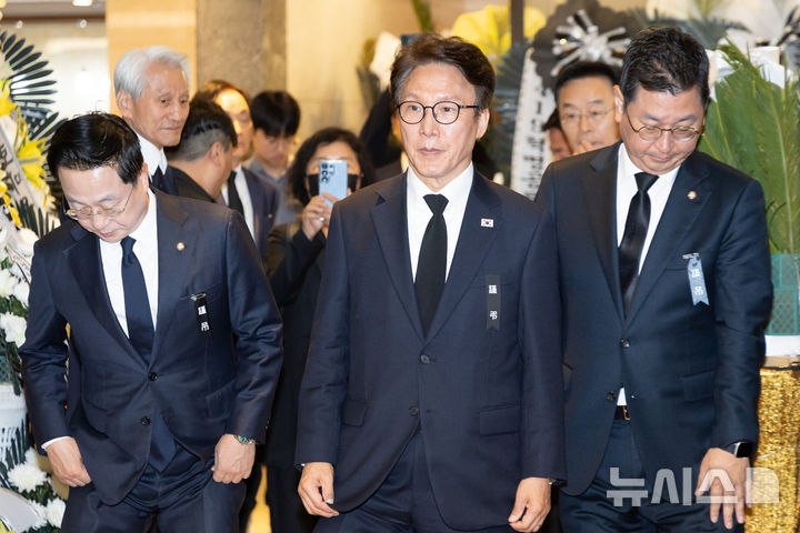 [서울=뉴시스] 황준선 기자 = 김민석 더불어민주당 대표가 25일 오전 서울 강남구 삼성서울병원 장례식장에 마련된 최형우 전 내무부 장관의 빈소를 조문하고 있다. 2026.10.25. hwang@newsis.com