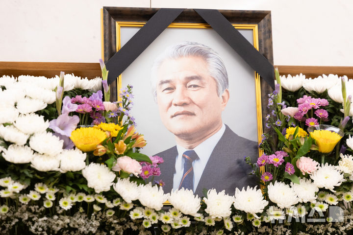 [서울=뉴시스] 황준선 기자 = 25일 오전 서울 강남구 삼성서울병원 장례식장에 마련된 최형우 전 내무부 장관의 빈소. 2026.10.25. hwang@newsis.com