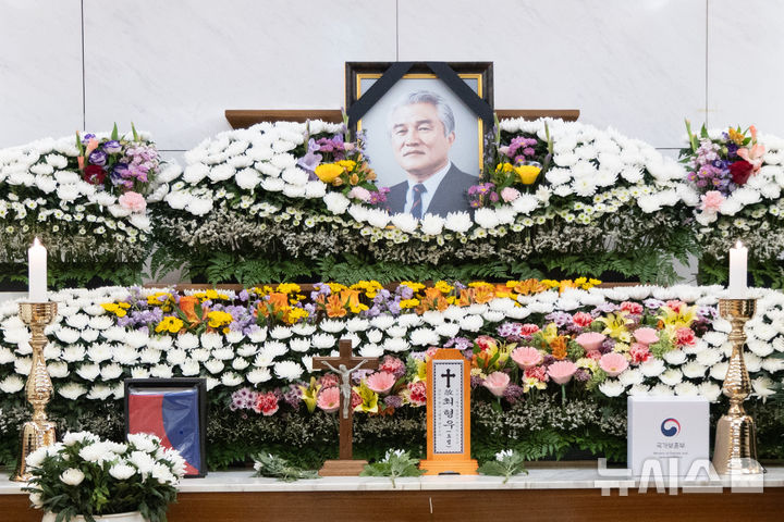 [서울=뉴시스] 황준선 기자 = 25일 오전 서울 강남구 삼성서울병원 장례식장에 마련된 최형우 전 내무부 장관의 빈소. 2026.10.25. hwang@newsis.com