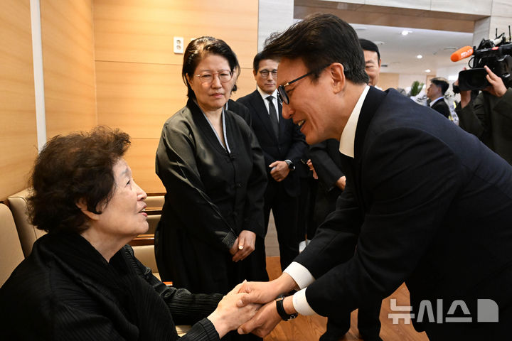 [서울=뉴시스] 황준선 기자 = 김민석 더불어민주당 대표가 25일 오전 서울 강남구 삼성서울병원 장례식장에 마련된 최형우 전 내무부 장관의 빈소를 조문한 뒤 유족을 위로하고 있다. (공동취재) 2026.10.25. photo@newsis.com