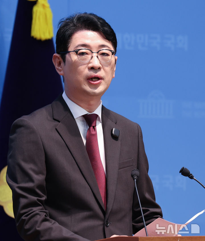 [서울=뉴시스] 김근수 기자 = 주진우 국민의힘 의원이 25일 오전 서울 여의도 국회 소통관에서 중앙선거관리위원회 추가 부정행위 적발 긴급 기자회견을 하고 있다. 2026.10.25. ks@newsis.com