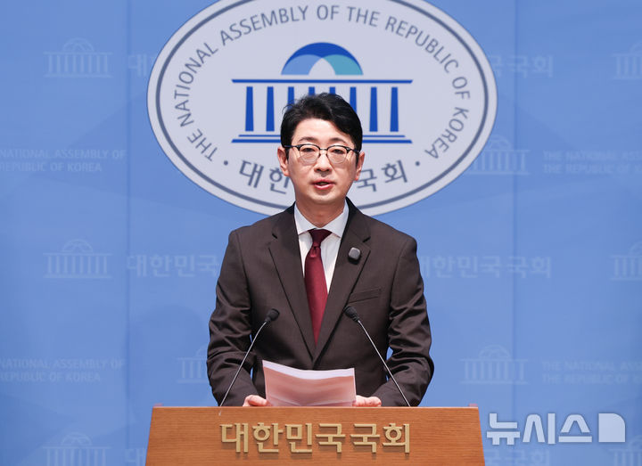 [서울=뉴시스] 김근수 기자 = 주진우 국민의힘 의원이 25일 오전 서울 여의도 국회 소통관에서 중앙선거관리위원회 추가 부정행위 적발 긴급 기자회견을 하고 있다. 2026.10.25. ks@newsis.com