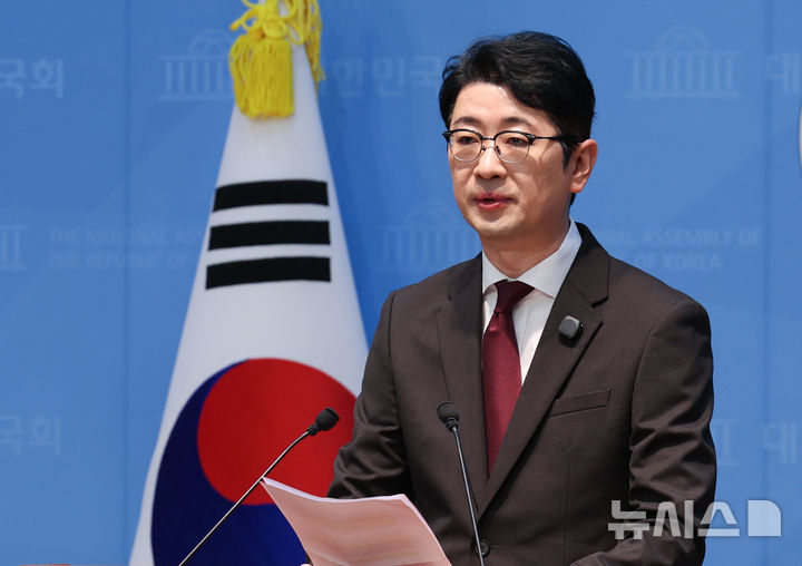 [서울=뉴시스] 김근수 기자 = 주진우 국민의힘 의원이 25일 오전 서울 여의도 국회 소통관에서 중앙선거관리위원회 추가 부정행위 적발 긴급 기자회견을 하고 있다. 2026.10.25. ks@newsis.com