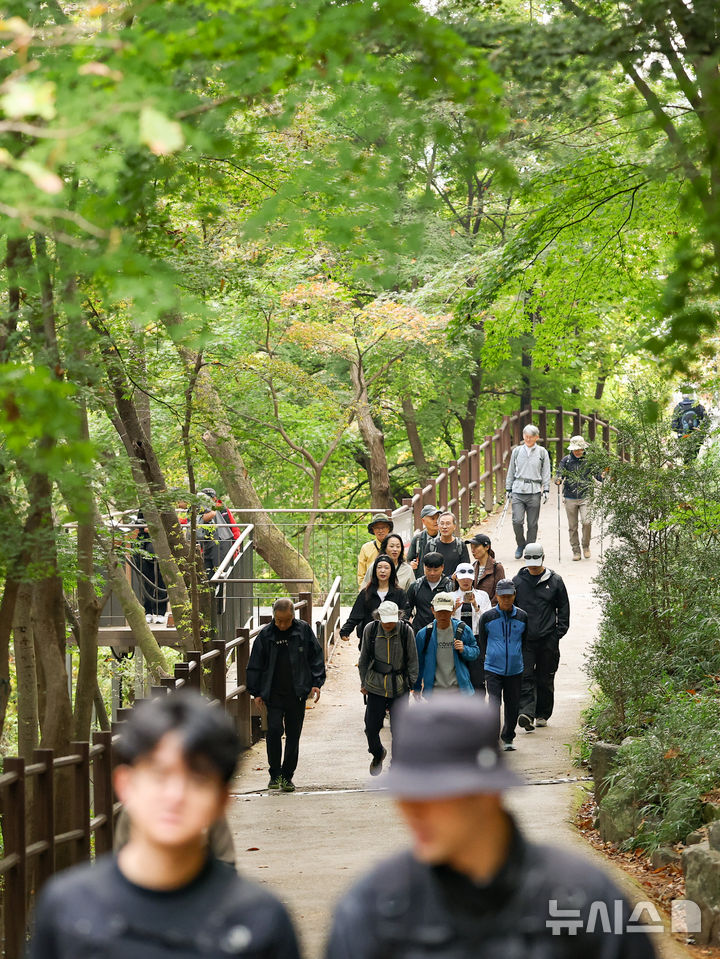 [서울=뉴시스] 황준선 기자 = 완연한 가을 날씨를 보인 25일 오전 서울 서초구 청계산을 찾은 시민들이 등산을 하고 있다. 2026.10.25. hwang@newsis.com