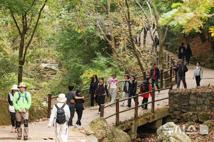 [서울=뉴시스] 황준선 기자 = 완연한 가을 날씨를 보인 25일 오전 서울 서초구 청계산을 찾은 시민들이 등산을 하고 있다. 2026.10.25. hwang@newsis.com