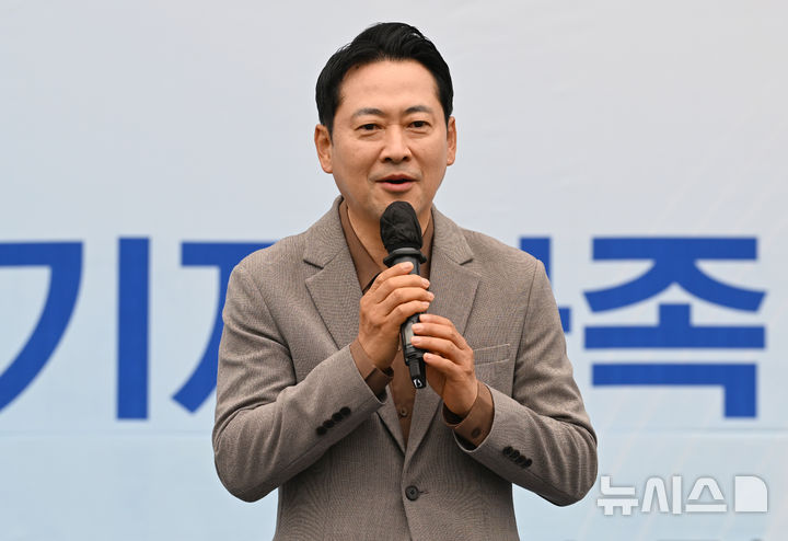 [서울=뉴시스] 사진공동취재단 = 장동혁 국민의힘 대표가 지난 24일 서울 여의도 국회 운동장에서 열린 2026 사진기자가족 체육대회에서 인사말을 하고 있다. 2026.10.25. photo@newsis.com
