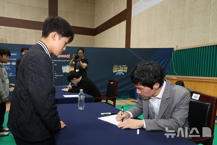 [고양=뉴시스] 고승민 기자 = 바둑 이창호 9단(한국기원 이사)가 25일 경기 고양 어울림누리 체육관에서 열린 제2회 고양시 보드게임 가족 한마음 축제에서 참가 시민들과 사인회를 하고 있다. 2026.10.25. kkssmm99@newsis.com