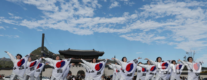 [서울=뉴시스] 조수정 기자 = 서울국학기공협회와 대한국학기공협회가 25일 오후 서울 종로구 광화문광장 육조마당에서 개최한 '2026 서울시민과 함께하는 아리랑 기공축제'에서 회원들이 아리랑 기공 시연을 하고 있다. 2026.10.25. chocrystal@newsis.com