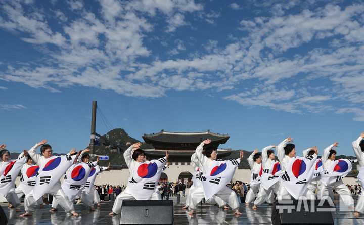[서울=뉴시스] 조수정 기자 = 서울국학기공협회와 대한국학기공협회가 25일 오후 서울 종로구 광화문광장 육조마당에서 개최한 '2026 서울시민과 함께하는 아리랑 기공축제'에서 회원들이 아리랑 기공 시연을 하고 있다. 2026.10.25. chocrystal@newsis.com