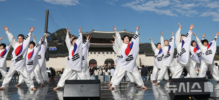 [서울=뉴시스] 조수정 기자 = 서울국학기공협회와 대한국학기공협회가 25일 오후 서울 종로구 광화문광장 육조마당에서 개최한 '2026 서울시민과 함께하는 아리랑 기공축제'에서 회원들이 아리랑 기공 시연을 하고 있다. 2026.10.25. chocrystal@newsis.com