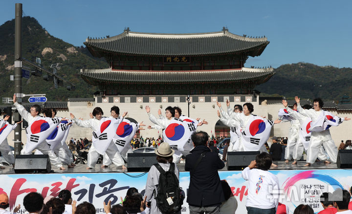 [서울=뉴시스] 조수정 기자 = 서울국학기공협회와 대한국학기공협회가 25일 오후 서울 종로구 광화문광장 육조마당에서 개최한 '2026 서울시민과 함께하는 아리랑 기공축제'에서 회원들이 아리랑 기공 시연을 하고 있다. 2026.10.25. chocrystal@newsis.com