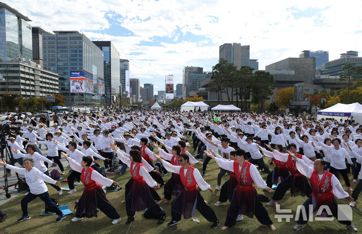[서울=뉴시스] 조수정 기자 = 서울국학기공협회와 대한국학기공협회가 25일 오후 서울 종로구 광화문광장 육조마당에서 개최한 '2026 서울시민과 함께하는 아리랑 기공축제'에서 1000명의 회원들이 아리랑 기공 플래시몹을 하고 있다. 2026.10.25. chocrystal@newsis.com