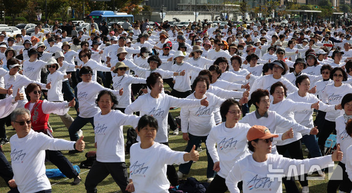 [서울=뉴시스] 조수정 기자 = 서울국학기공협회와 대한국학기공협회가 25일 오후 서울 종로구 광화문광장 육조마당에서 개최한 '2026 서울시민과 함께하는 아리랑 기공축제'에서 1000명의 회원들이 아리랑 기공 플래시몹을 하고 있다. 2026.10.25. chocrystal@newsis.com