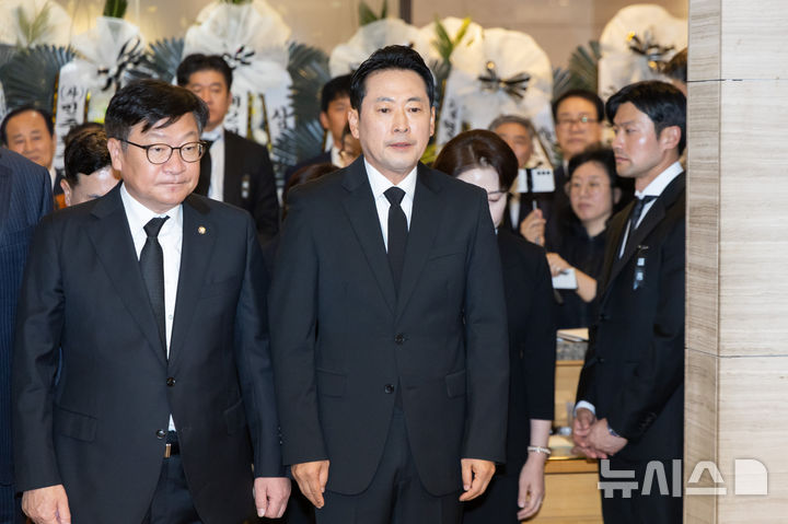 [서울=뉴시스] 황준선 기자 = 장동혁 국민의힘 대표가 25일 오후 서울 강남구 삼성서울병원 장례식장에 마련된 최형우 전 내무부 장관의 빈소를 조문하고 있다. 2026.10.25. hwang@newsis.com