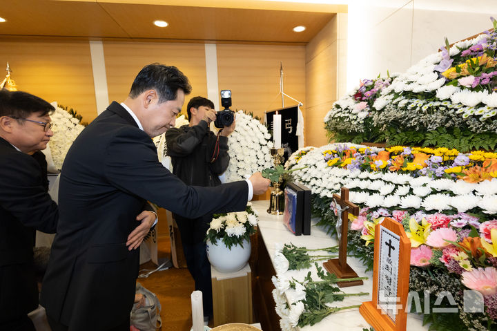 [서울=뉴시스] 황준선 기자 = 장동혁 국민의힘 대표가 25일 오후 서울 강남구 삼성서울병원 장례식장에 마련된 최형우 전 내무부 장관의 빈소를 찾아 헌화하고 있다. 2026.10.25. hwang@newsis.com