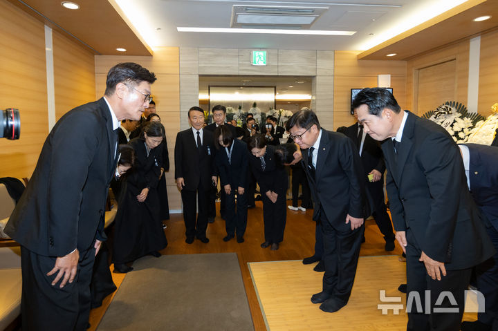 [서울=뉴시스] 황준선 기자 = 장동혁 국민의힘 대표가 25일 오후 서울 강남구 삼성서울병원 장례식장에 마련된 최형우 전 내무부 장관의 빈소를 조문한 뒤 유족을 위로하고 있다. 2026.10.25. hwang@newsis.com