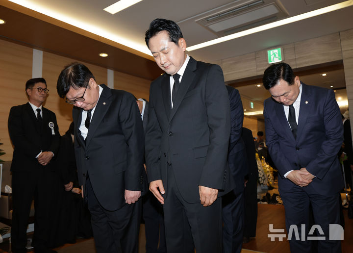 [서울=뉴시스] 황준선 기자 = 장동혁 국민의힘 대표가 25일 오후 서울 강남구 삼성서울병원 장례식장에 마련된 최형우 전 내무부 장관의 빈소를 조문하고 있다. (공동취재) 2026.10.25. photo@newsis.com
