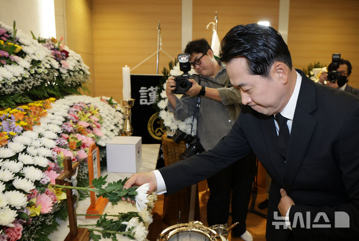 [서울=뉴시스] 황준선 기자 = 장동혁 국민의힘 대표가 25일 오후 서울 강남구 삼성서울병원 장례식장에 마련된 최형우 전 내무부 장관의 빈소를 찾아 헌화하고 있다. (공동취재) 2026.10.25. photo@newsis.com