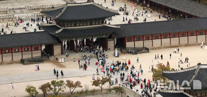 [서울=뉴시스] 조수정 기자 = 25일 서울 종로구 경복궁에서 가을 고궁 정취를 즐기려는 관광객이 북적이고 있다. 2026.10.25. chocrystal@newsis.com