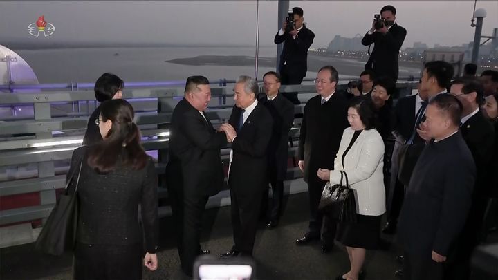 [서울=뉴시스] 김정은 북한 국무위원장이 24일(현지 시간) 중국 랴오닝성 단둥 방문을 마친 뒤 신압록강대교에서 왕이 중국 외교부장의 배웅을 받고 있다. 북한 조선중앙TV는 김정은 북한 국무위원장이 24일(현지 시간) 신압록강대교를 통해 중국 랴오닝성 단둥을 방문 했다고 25일 보도했다. (사진=조선중앙TV 캡처) 2026.10.25. photo@newsis.com *재판매 및 DB 금지