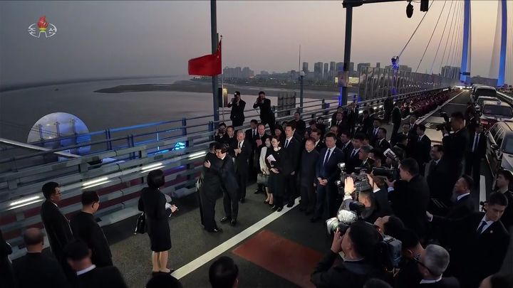 [서울=뉴시스] 김정은 북한 국무위원장이 24일(현지 시간) 중국 랴오닝성 단둥 방문을 마친 뒤 신압록강대교에서 서열 4위 왕후닝 전국인민정치협상회의(정협) 주석의 배웅을 받고 있다. 북한 조선중앙TV는 김정은 북한 국무위원장이 24일(현지 시간) 신압록강대교를 통해 중국 랴오닝성 단둥을 방문 했다고 25일 보도했다. (사진=조선중앙TV 캡처) 2026.10.25. photo@newsis.com *재판매 및 DB 금지