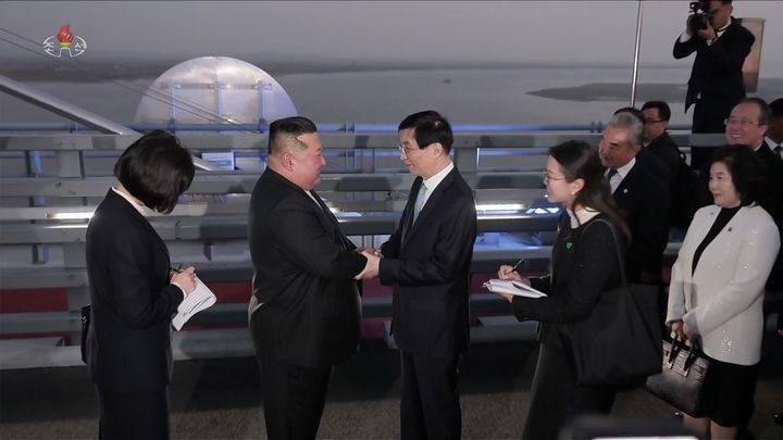 [서울=뉴시스] 김정은 북한 국무위원장이 24일(현지 시간) 중국 랴오닝성 단둥 방문을 마친 뒤 신압록강대교에서 서열 4위 왕후닝 전국인민정치협상회의(정협) 주석의 배웅을 받고 있다. 북한 조선중앙TV는 김정은 북한 국무위원장이 24일(현지 시간) 신압록강대교를 통해 중국 랴오닝성 단둥을 방문 했다고 25일 보도했다. (사진=조선중앙TV 캡처) 2026.10.25. photo@newsis.com *재판매 및 DB 금지