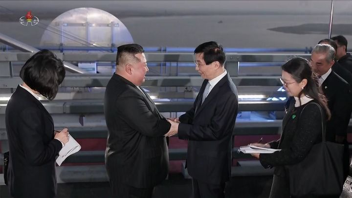[서울=뉴시스] 김정은 북한 국무위원장이 24일(현지 시간) 중국 랴오닝성 단둥 방문을 마친 뒤 신압록강대교에서 서열 4위 왕후닝 전국인민정치협상회의(정협) 주석의 배웅을 받고 있다. 북한 조선중앙TV는 김정은 북한 국무위원장이 24일(현지 시간) 신압록강대교를 통해 중국 랴오닝성 단둥을 방문 했다고 25일 보도했다. (사진=조선중앙TV 캡처) 2026.10.26. photo@newsis.com *재판매 및 DB 금지