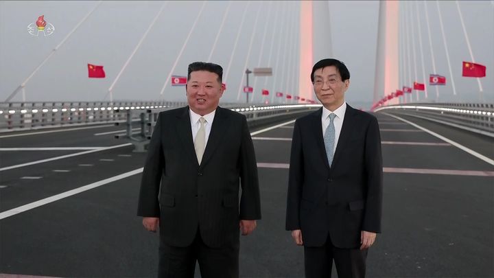 [서울=뉴시스] 김정은 북한 국무위원장이 24일(현지 시간) 중국 랴오닝성 단둥 방문을 마친 뒤 신압록강대교에서 서열 4위 왕후닝 전국인민정치협상회의(정협) 주석과 기념촬영을 하고 있다. 북한 조선중앙TV는 김정은 북한 국무위원장이 24일(현지 시간) 신압록강대교를 통해 중국 랴오닝성 단둥을 방문 했다고 25일 보도했다. (사진=조선중앙TV 캡처) 2026.10.25. photo@newsis.com *재판매 및 DB 금지